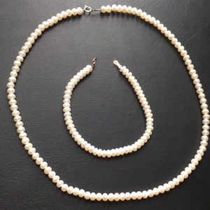 Pearl necklace with matching bracelet